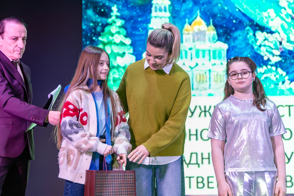 Выставка детско-юношеского рисунка и прикладного творчества «Рождественская звезда»