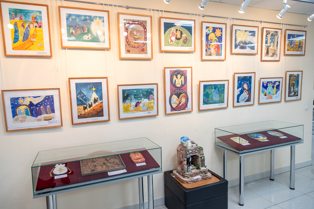 Выставка детско-юношеского рисунка и прикладного творчества «Рождественская звезда»