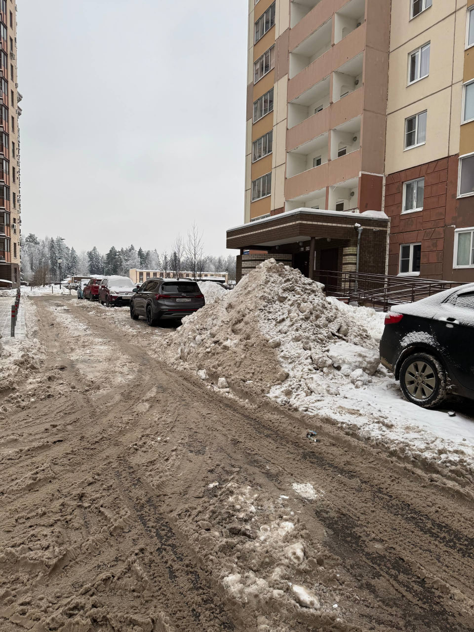 «А снег и ныне там»: жители Одинцовского округа жалуются на плохую уборку дворов