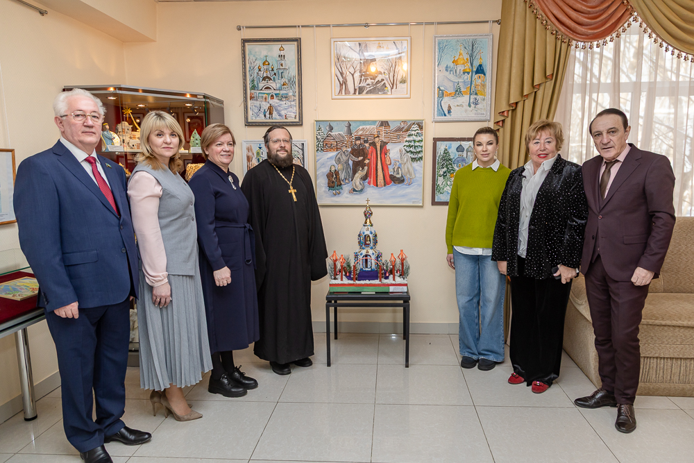 Выставка детско-юношеского рисунка и прикладного творчества «Рождественская звезда»