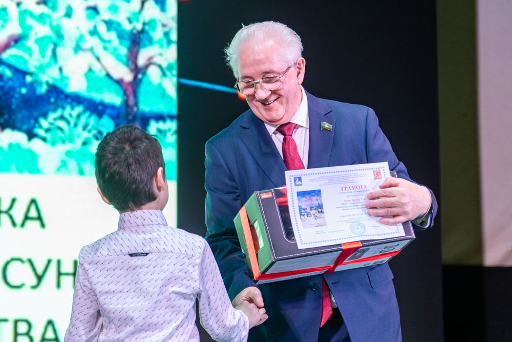 Выставка детско-юношеского рисунка и прикладного творчества «Рождественская звезда»