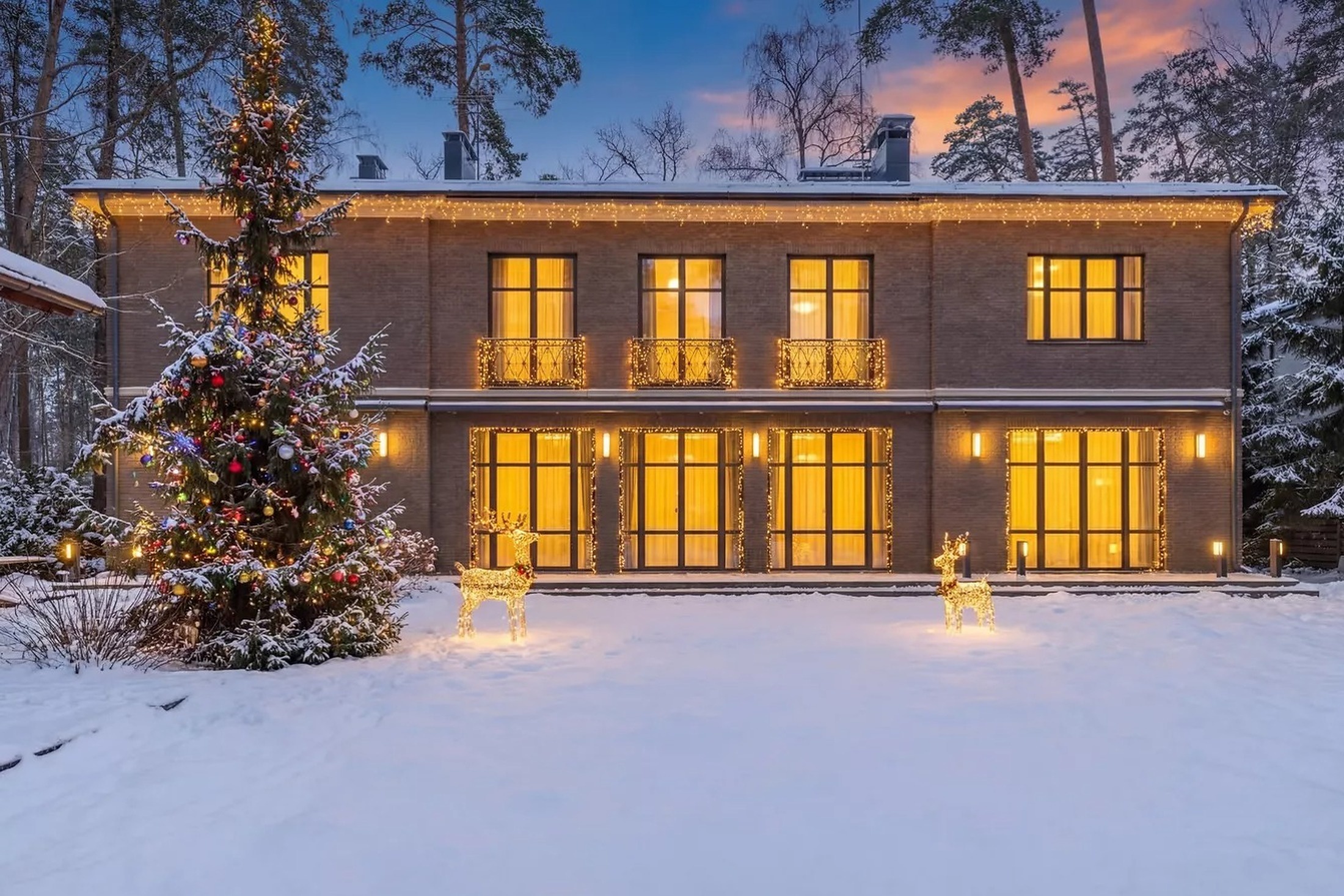 Стивен Сигал продаёт свой особняк в Одинцовском округе