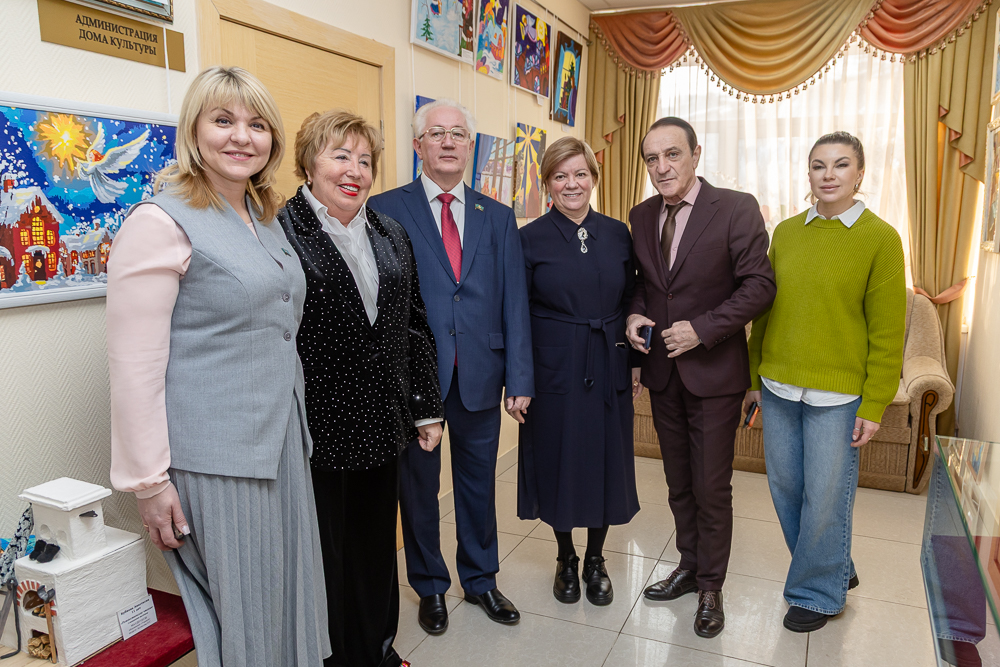 Выставка детско-юношеского рисунка и прикладного творчества «Рождественская звезда»