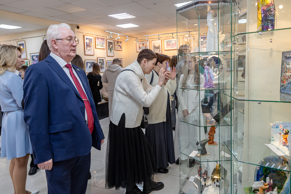 Выставка детско-юношеского рисунка и прикладного творчества «Рождественская звезда»